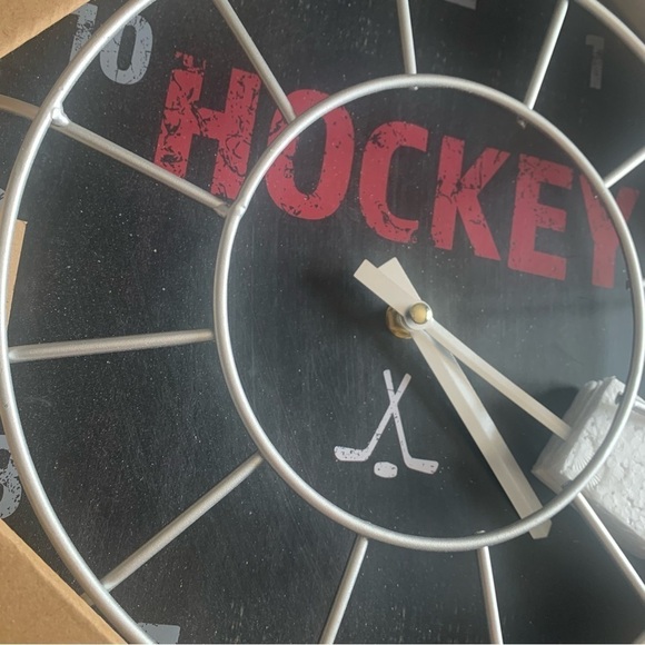 ๐ NWT Bouclair Hockey Wall Clock โฐ - Picture 3 of 5